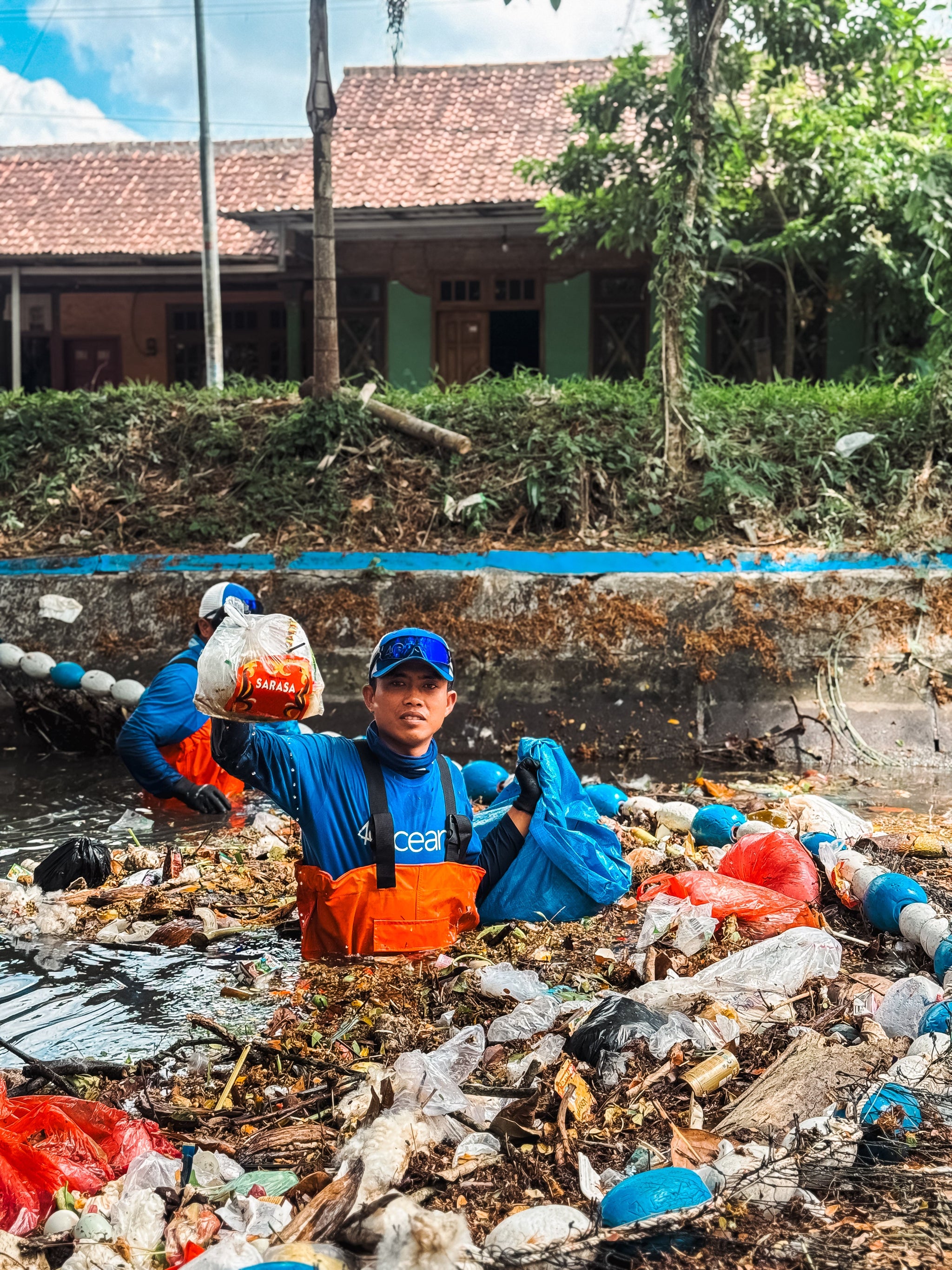 Knockaround Supports 4ocean’s Cleanup in Java’s Tegaldlimo Canal