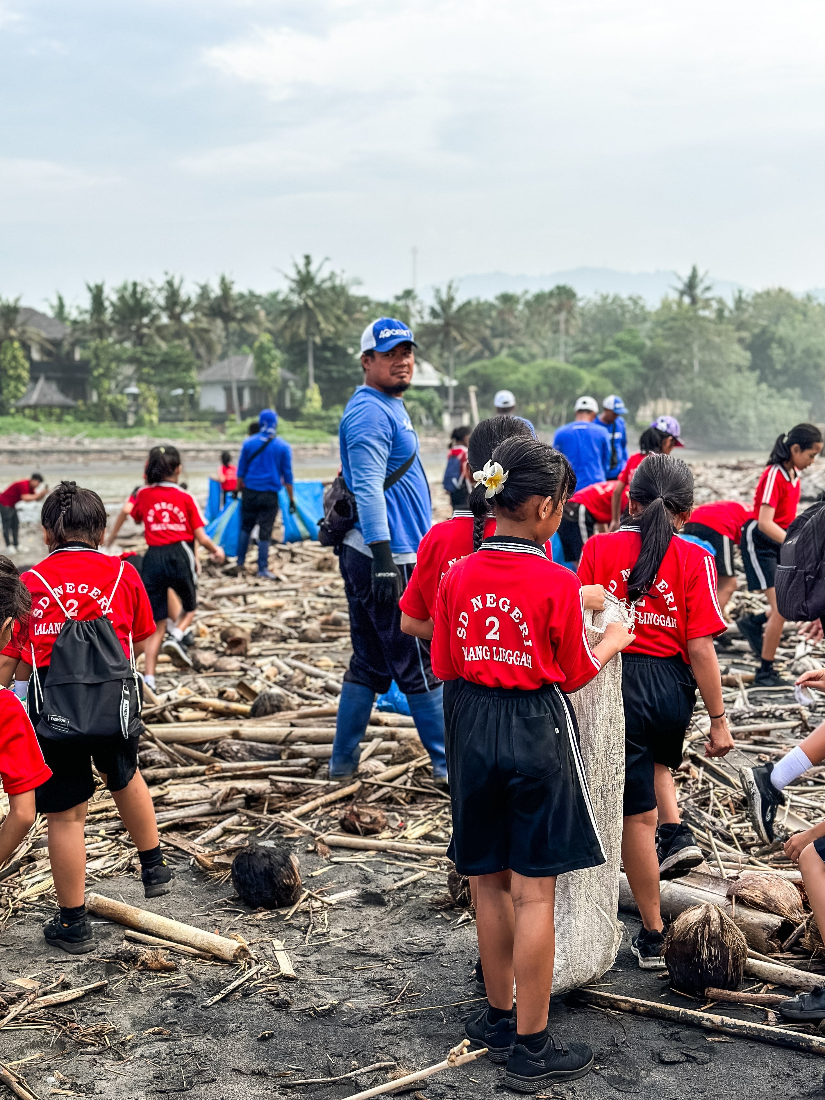 Little Ocean Guardians: Lalanglinggah Elementary Students Clean Up Balian Beach
