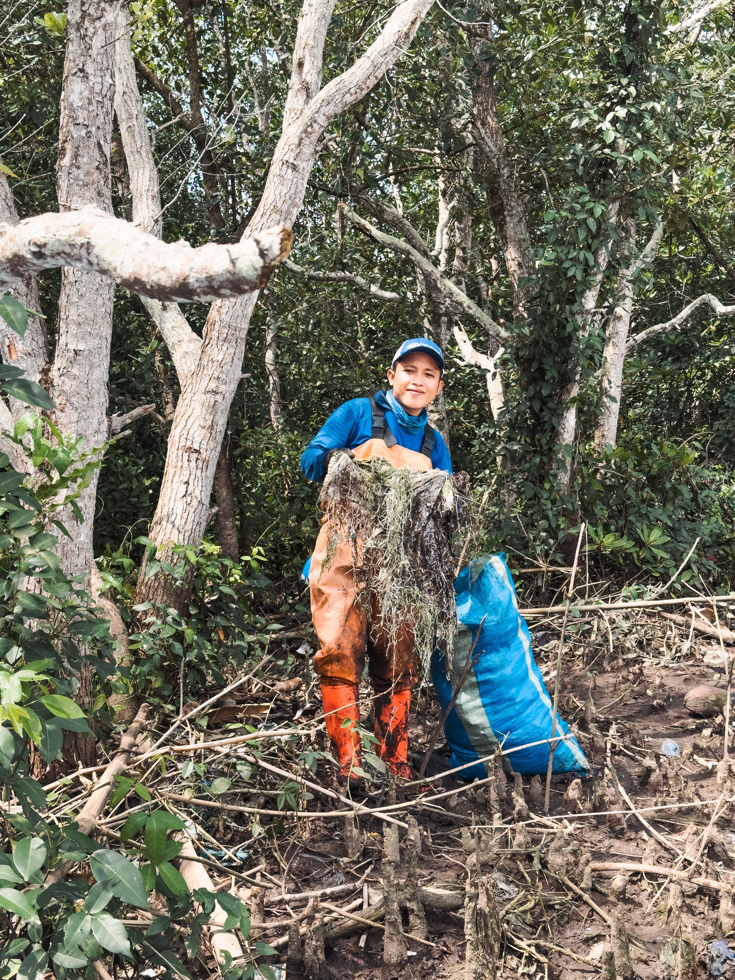 Rescuing the Roots: 4ocean Java Team Tackles Post-Flood Plastic in Setail’s Mangroves
