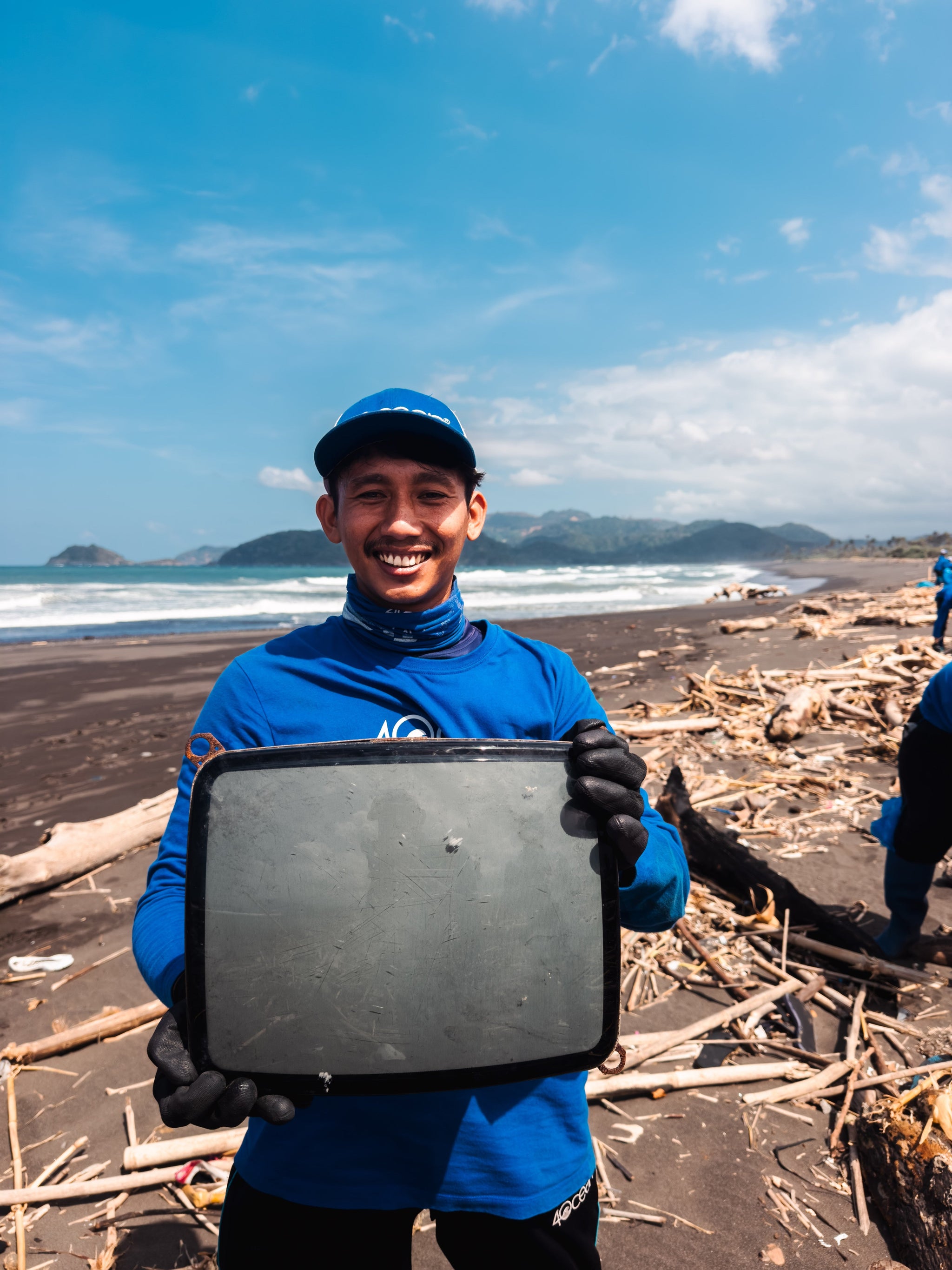 Project Merchandise and 4ocean Tackle Polluted Coastline
