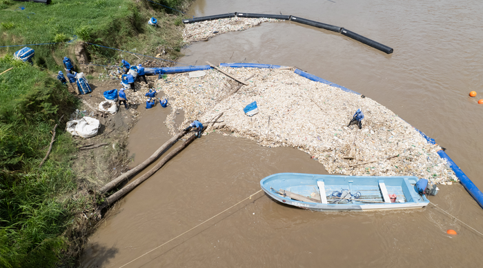 Boom operation aerial shot
