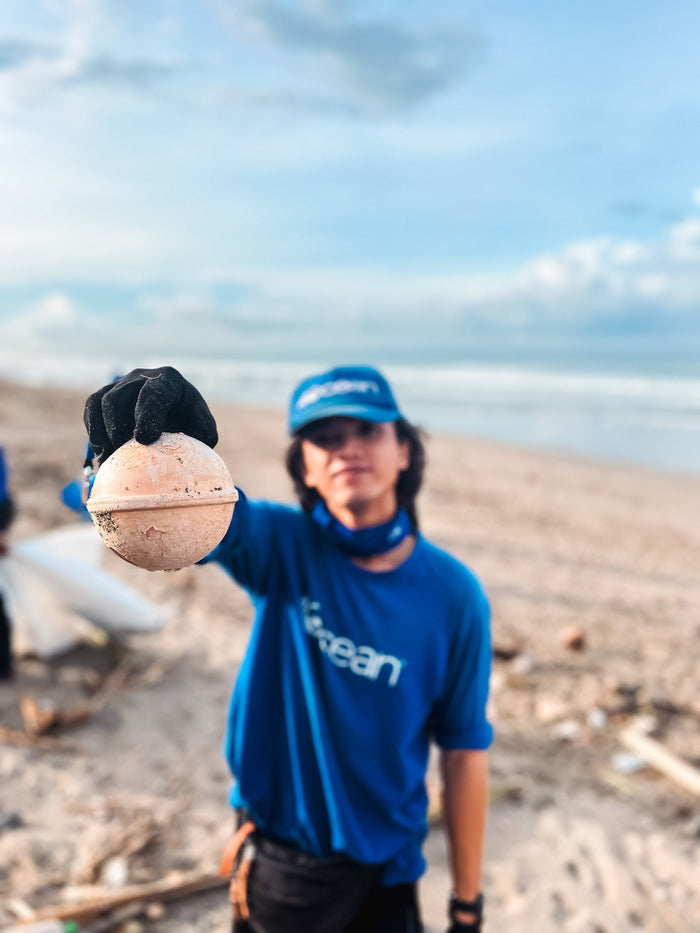 Piles of Trash at Batubelig Beach Look Like a Landfill