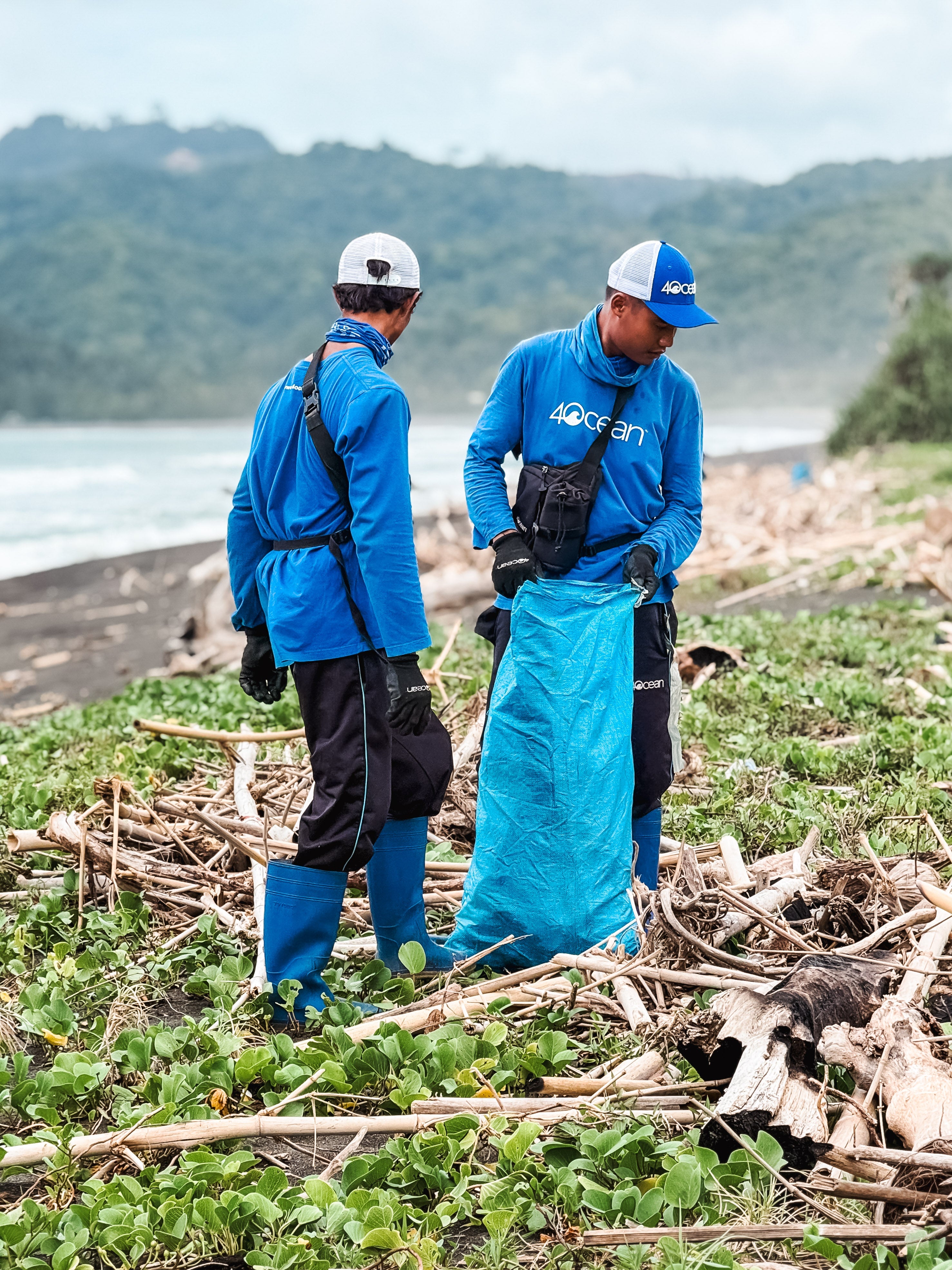 Vivreau Supports 4ocean Java’s Post-Flood Cleanup at Lampon Beach